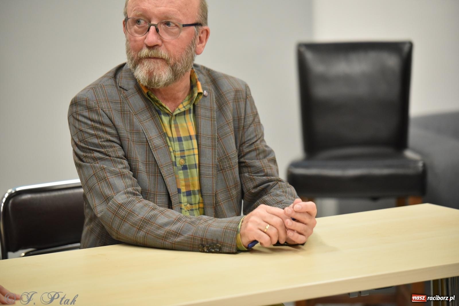 Zdjęcie w galerii na portalu naszraciborz.pl: Artur Barciś zawitał do Raciborza. Biblioteka pękała w szwach wiadomości z regionu