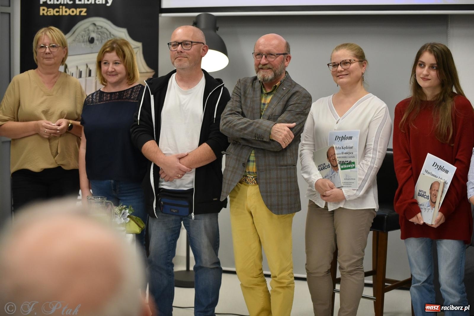 Zdjęcie w galerii na portalu naszraciborz.pl: Artur Barciś zawitał do Raciborza. Biblioteka pękała w szwach wiadomości z regionu