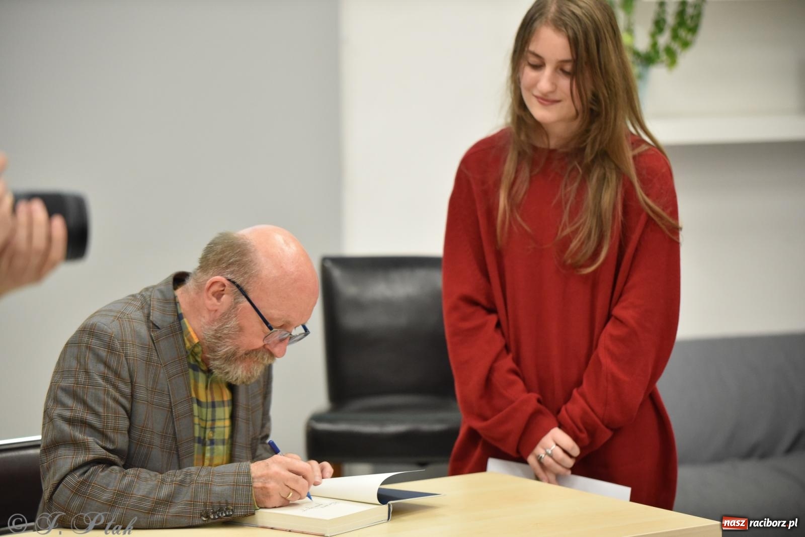 Zdjęcie w galerii na portalu naszraciborz.pl: Artur Barciś zawitał do Raciborza. Biblioteka pękała w szwach wiadomości z regionu