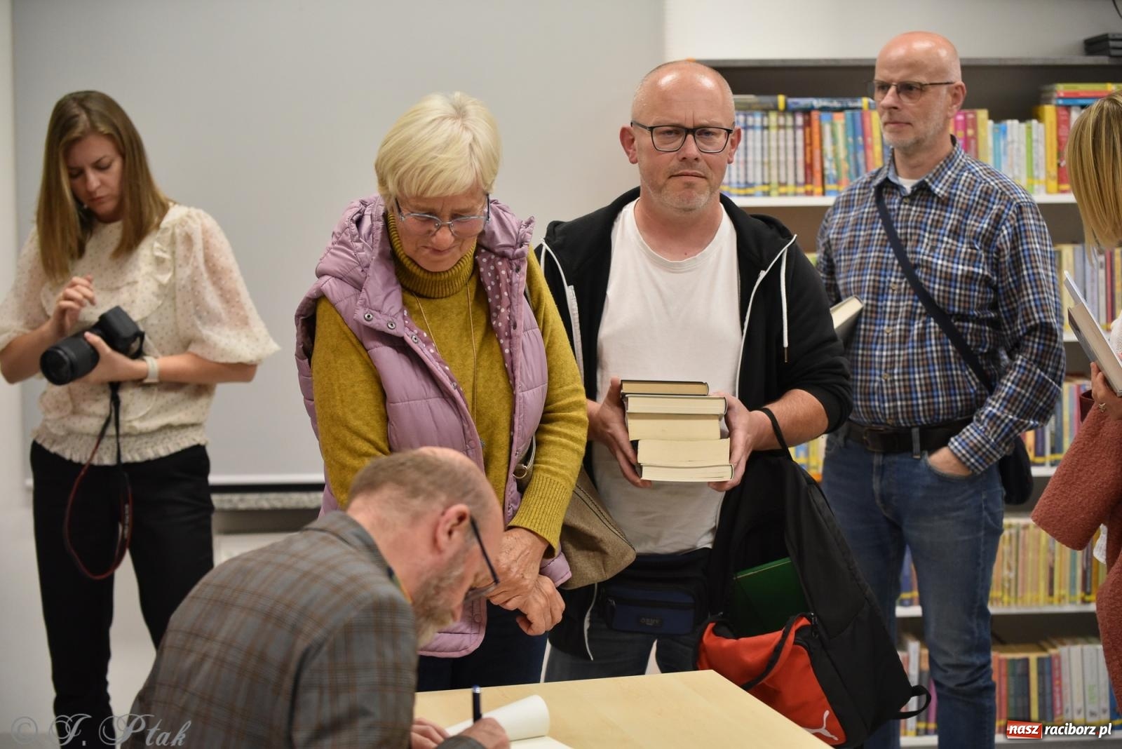 Zdjęcie w galerii na portalu naszraciborz.pl: Artur Barciś zawitał do Raciborza. Biblioteka pękała w szwach wiadomości z regionu