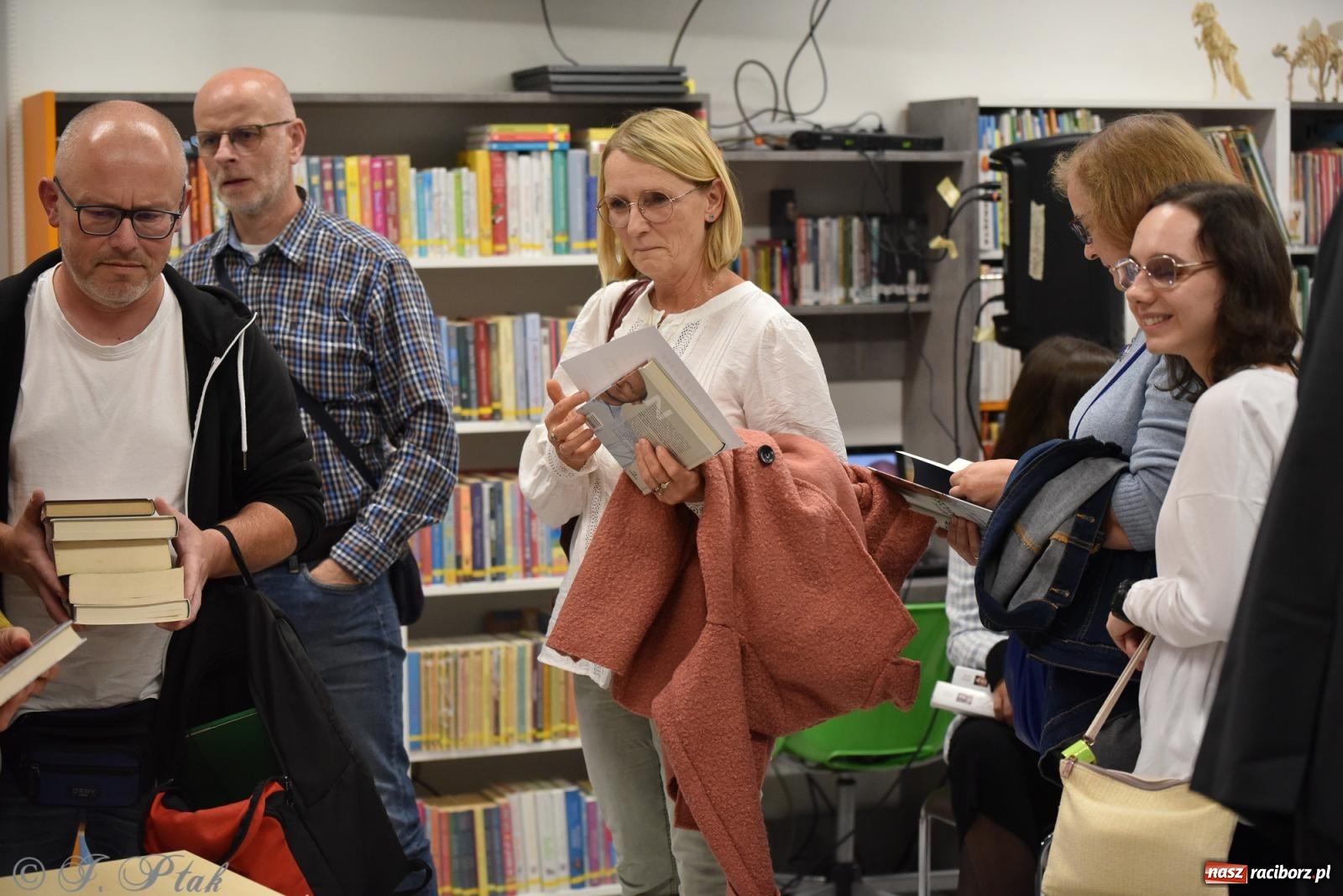 Zdjęcie w galerii na portalu naszraciborz.pl: Artur Barciś zawitał do Raciborza. Biblioteka pękała w szwach wiadomości z regionu