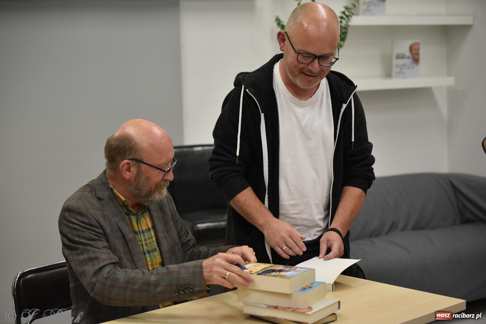 Zdjęcie w galerii na portalu naszraciborz.pl: Artur Barciś zawitał do Raciborza. Biblioteka pękała w szwach wiadomości z regionu