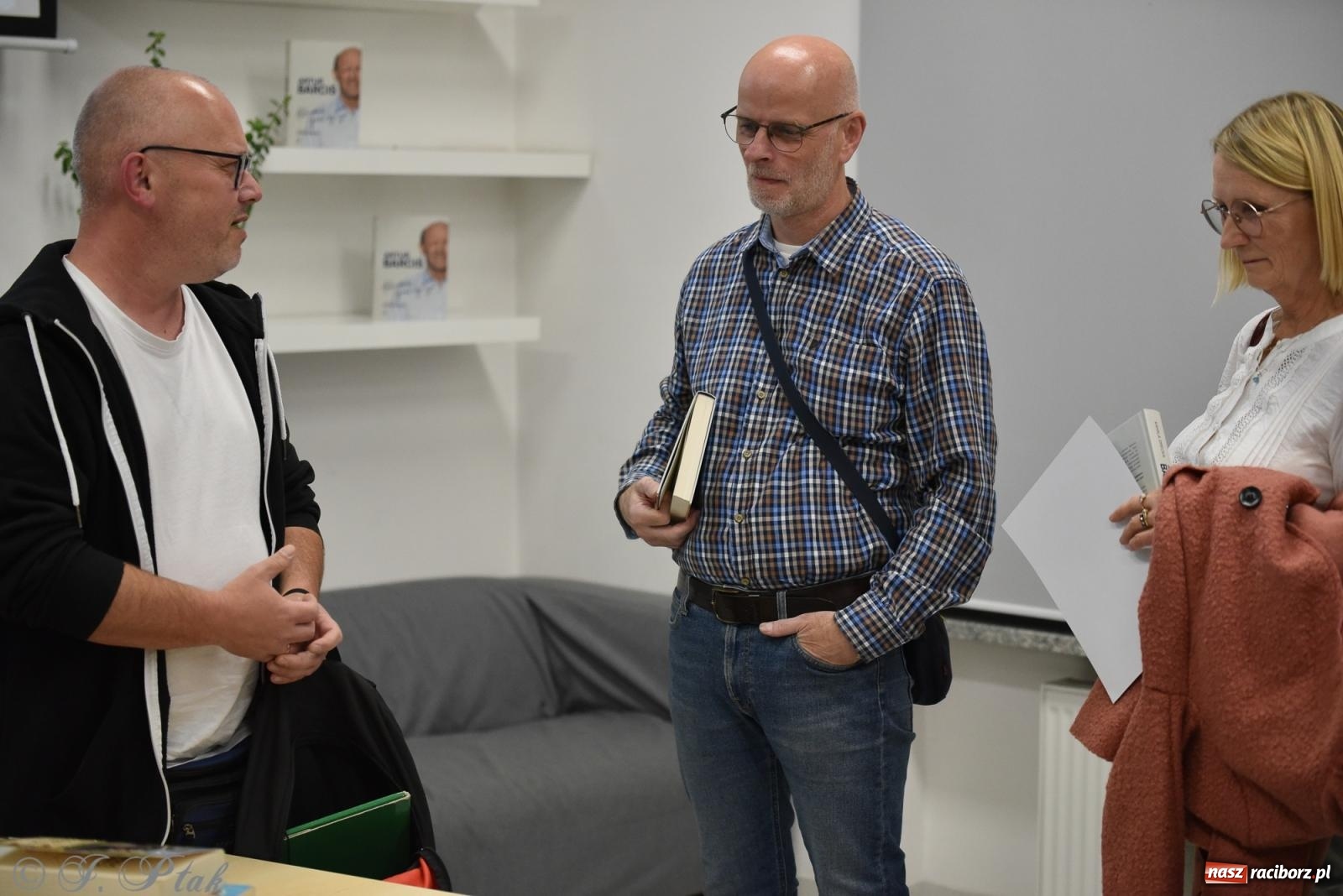 Zdjęcie w galerii na portalu naszraciborz.pl: Artur Barciś zawitał do Raciborza. Biblioteka pękała w szwach wiadomości z regionu