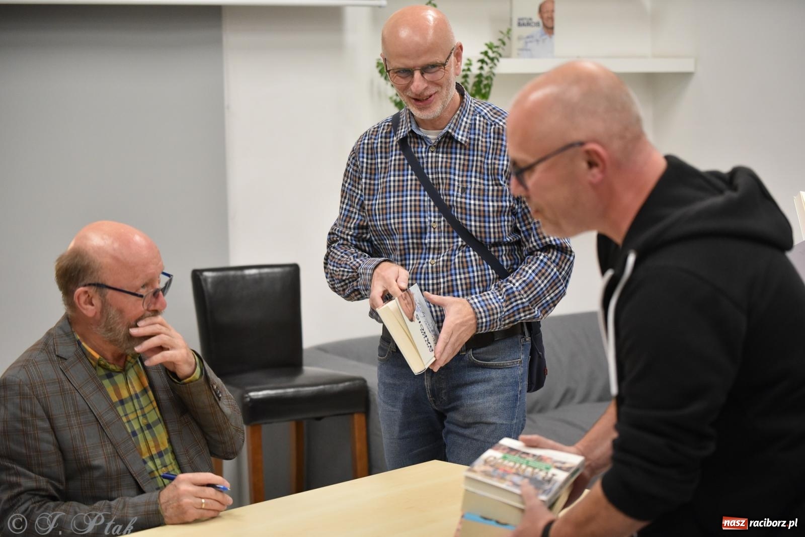 Zdjęcie w galerii na portalu naszraciborz.pl: Artur Barciś zawitał do Raciborza. Biblioteka pękała w szwach wiadomości z regionu