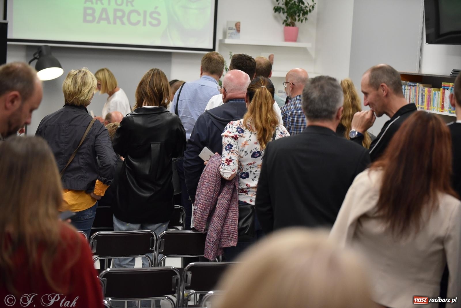 Zdjęcie w galerii na portalu naszraciborz.pl: Artur Barciś zawitał do Raciborza. Biblioteka pękała w szwach wiadomości z regionu