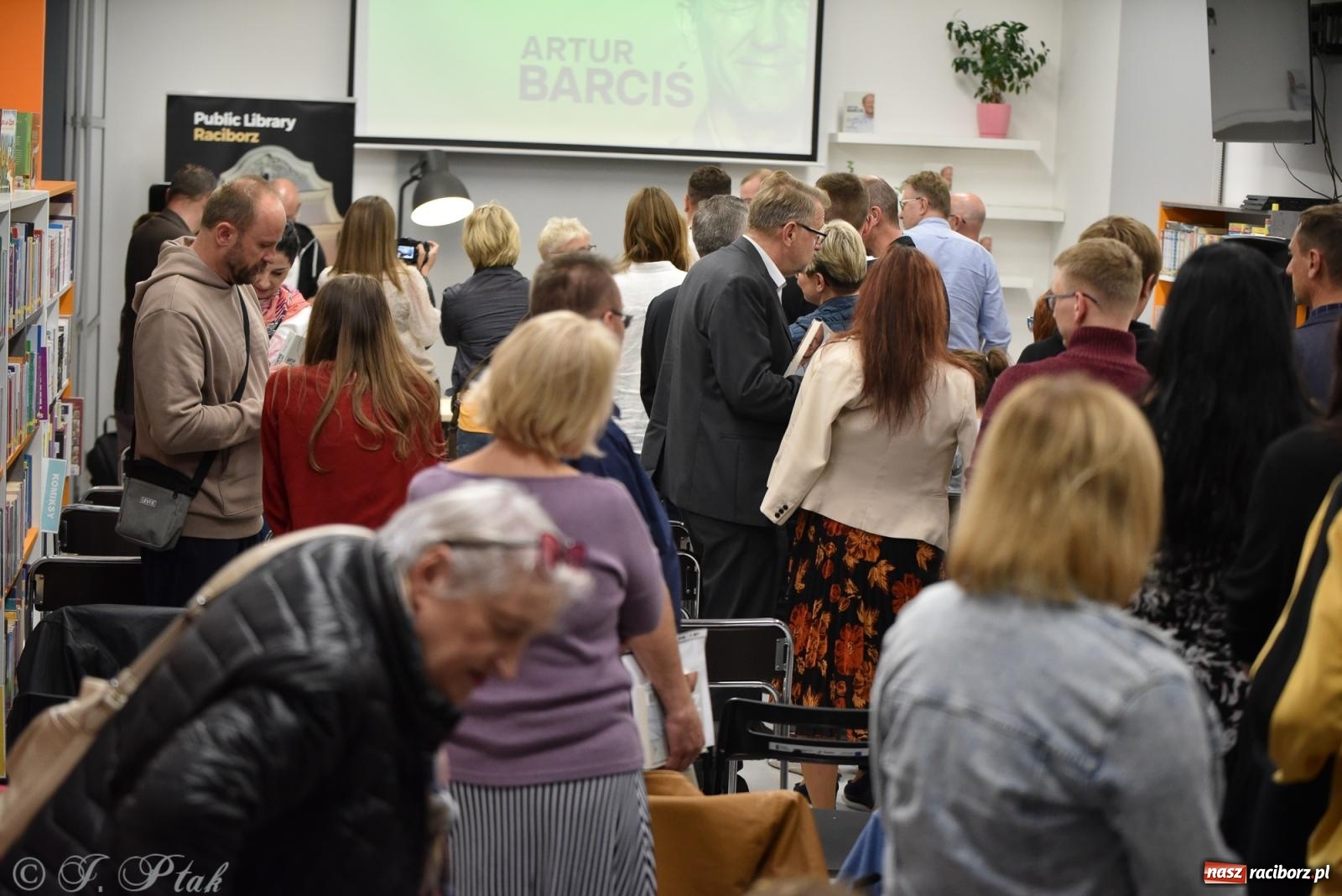 Zdjęcie w galerii na portalu naszraciborz.pl: Artur Barciś zawitał do Raciborza. Biblioteka pękała w szwach wiadomości z regionu