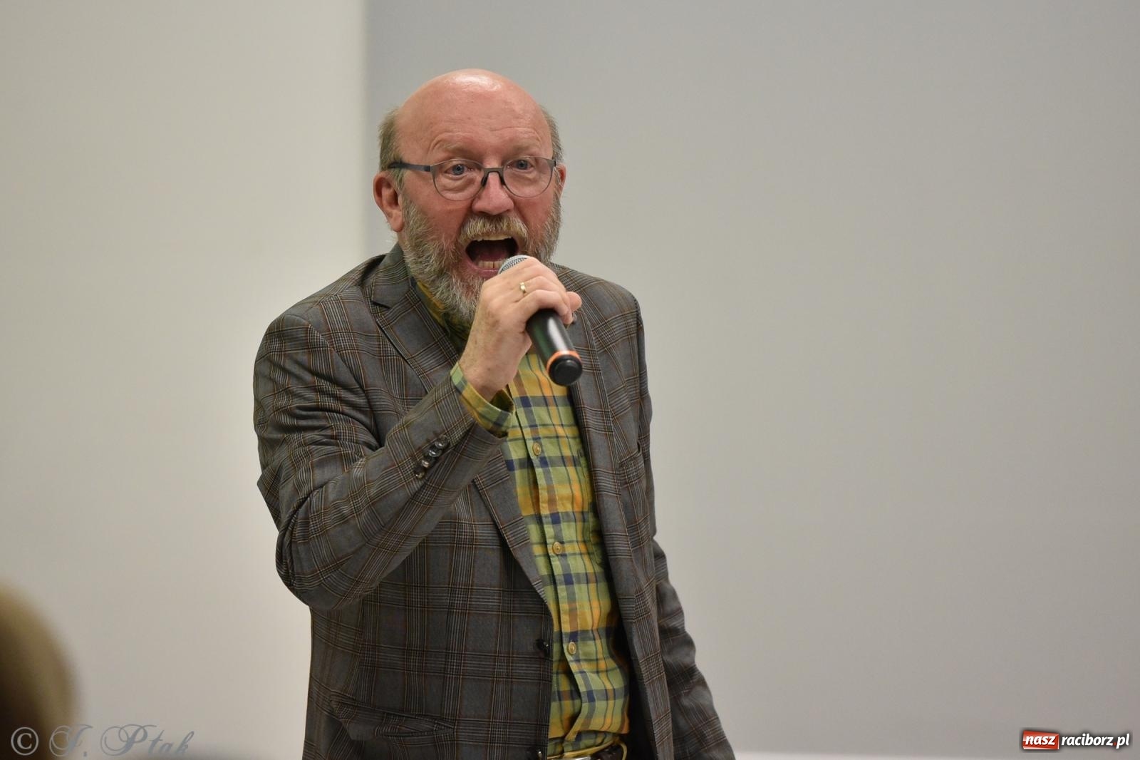 Zdjęcie w galerii na portalu naszraciborz.pl: Artur Barciś zawitał do Raciborza. Biblioteka pękała w szwach wiadomości z regionu