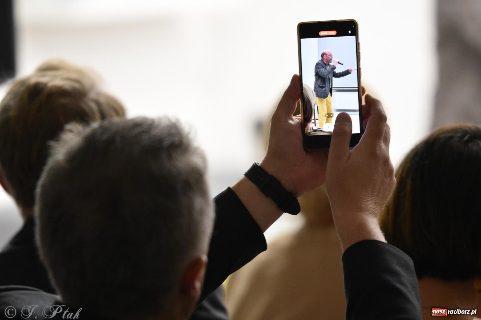 Zdjęcie w galerii na portalu naszraciborz.pl: Artur Barciś zawitał do Raciborza. Biblioteka pękała w szwach wiadomości z regionu