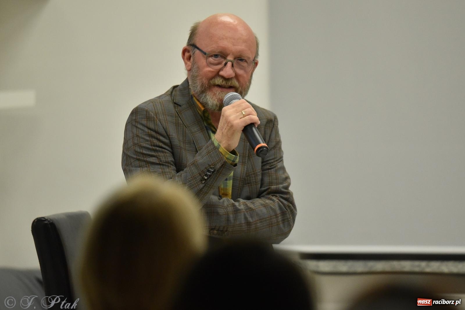 Zdjęcie w galerii na portalu naszraciborz.pl: Artur Barciś zawitał do Raciborza. Biblioteka pękała w szwach wiadomości z regionu