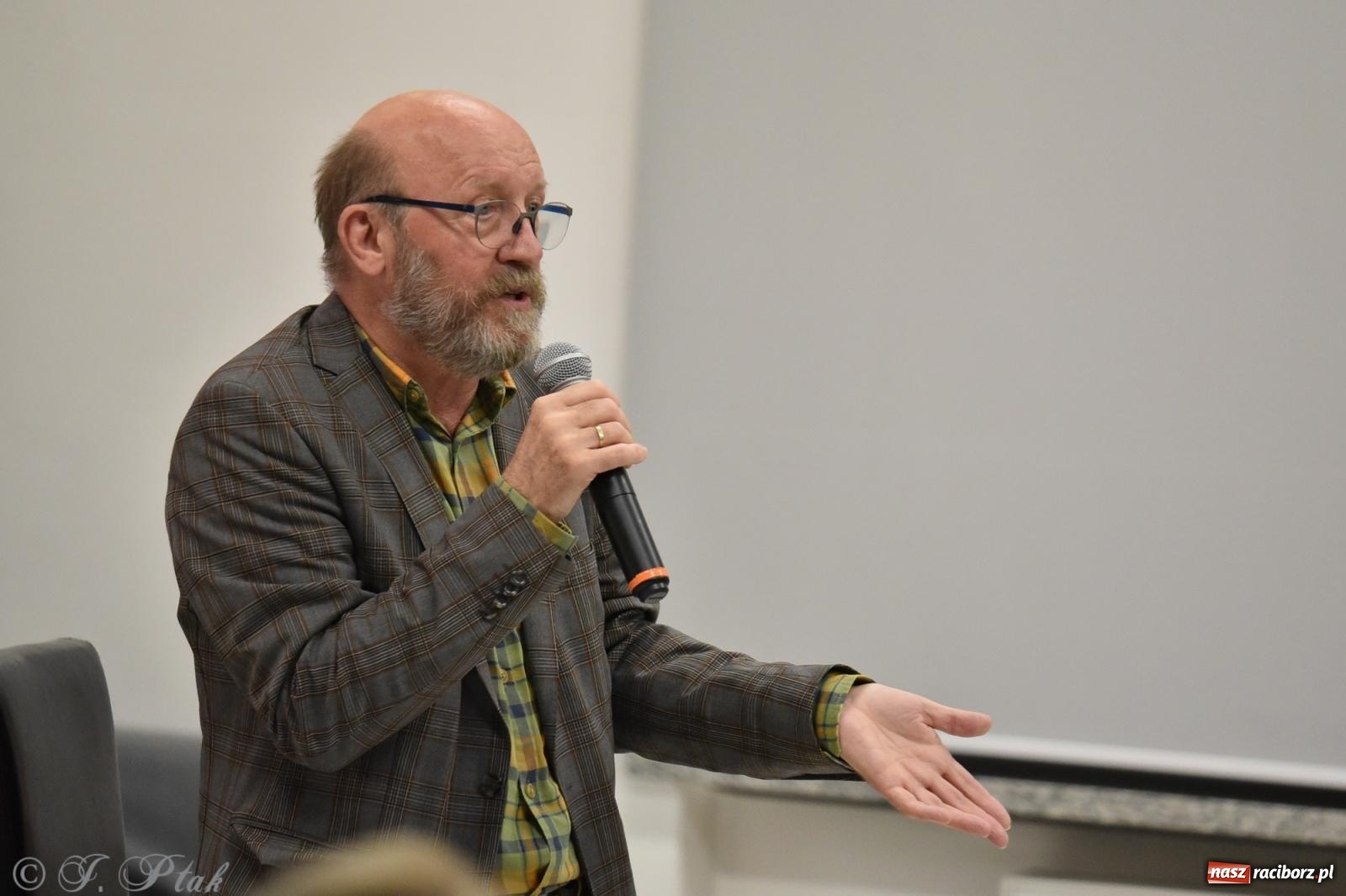 Zdjęcie w galerii na portalu naszraciborz.pl: Artur Barciś zawitał do Raciborza. Biblioteka pękała w szwach wiadomości z regionu