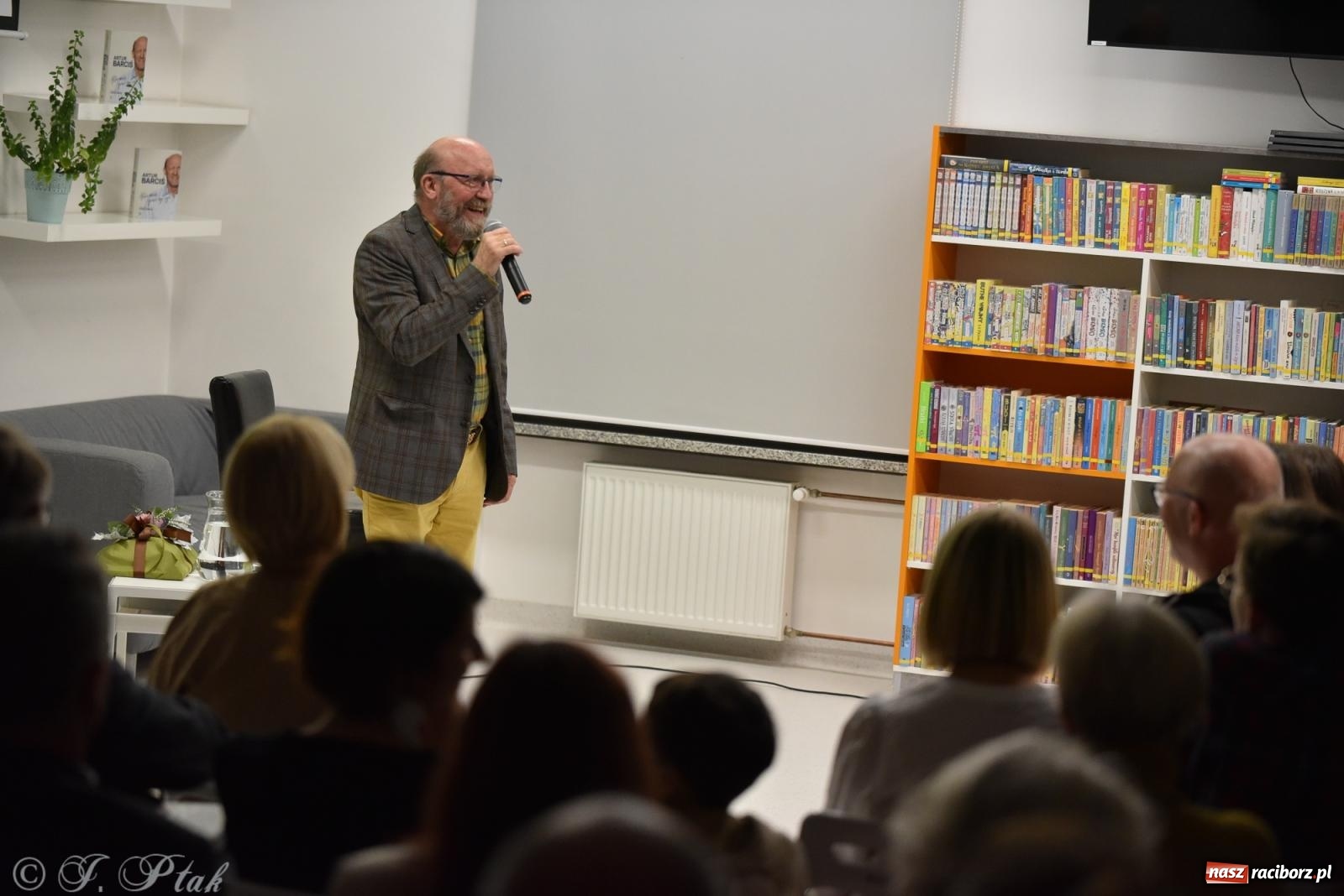 Zdjęcie w galerii na portalu naszraciborz.pl: Artur Barciś zawitał do Raciborza. Biblioteka pękała w szwach wiadomości z regionu