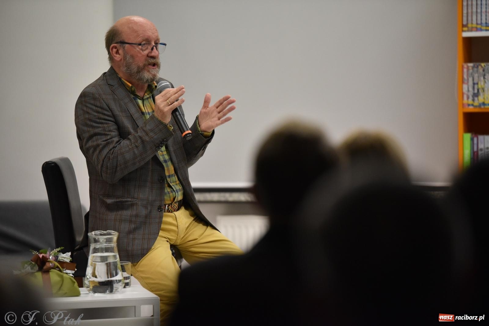 Zdjęcie w galerii na portalu naszraciborz.pl: Artur Barciś zawitał do Raciborza. Biblioteka pękała w szwach wiadomości z regionu