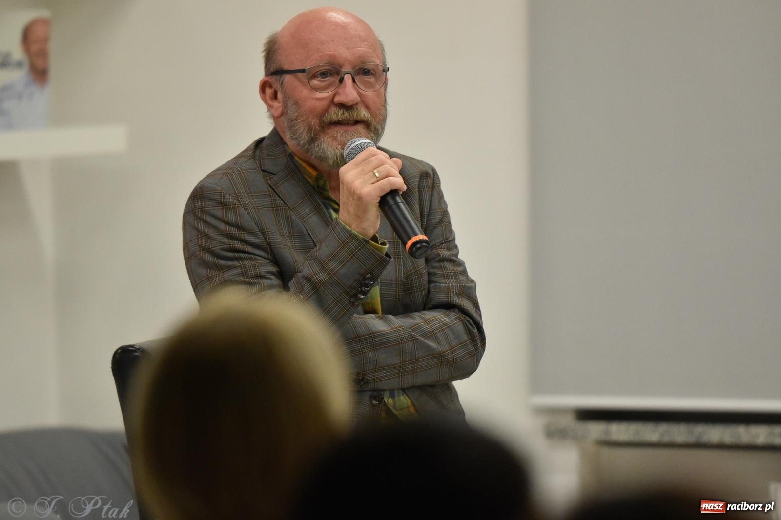 Zdjęcie w galerii na portalu naszraciborz.pl: Artur Barciś zawitał do Raciborza. Biblioteka pękała w szwach wiadomości z regionu