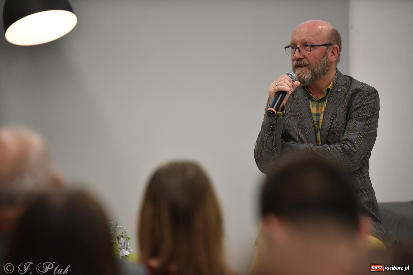 Zdjęcie w galerii na portalu naszraciborz.pl: Artur Barciś zawitał do Raciborza. Biblioteka pękała w szwach wiadomości z regionu