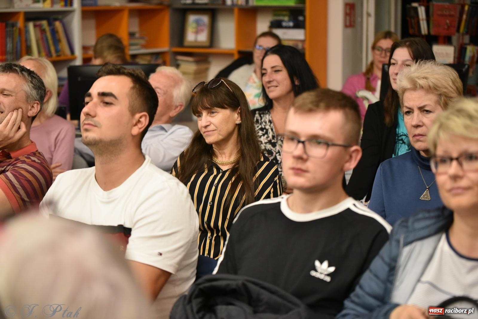 Zdjęcie w galerii na portalu naszraciborz.pl: Artur Barciś zawitał do Raciborza. Biblioteka pękała w szwach wiadomości z regionu