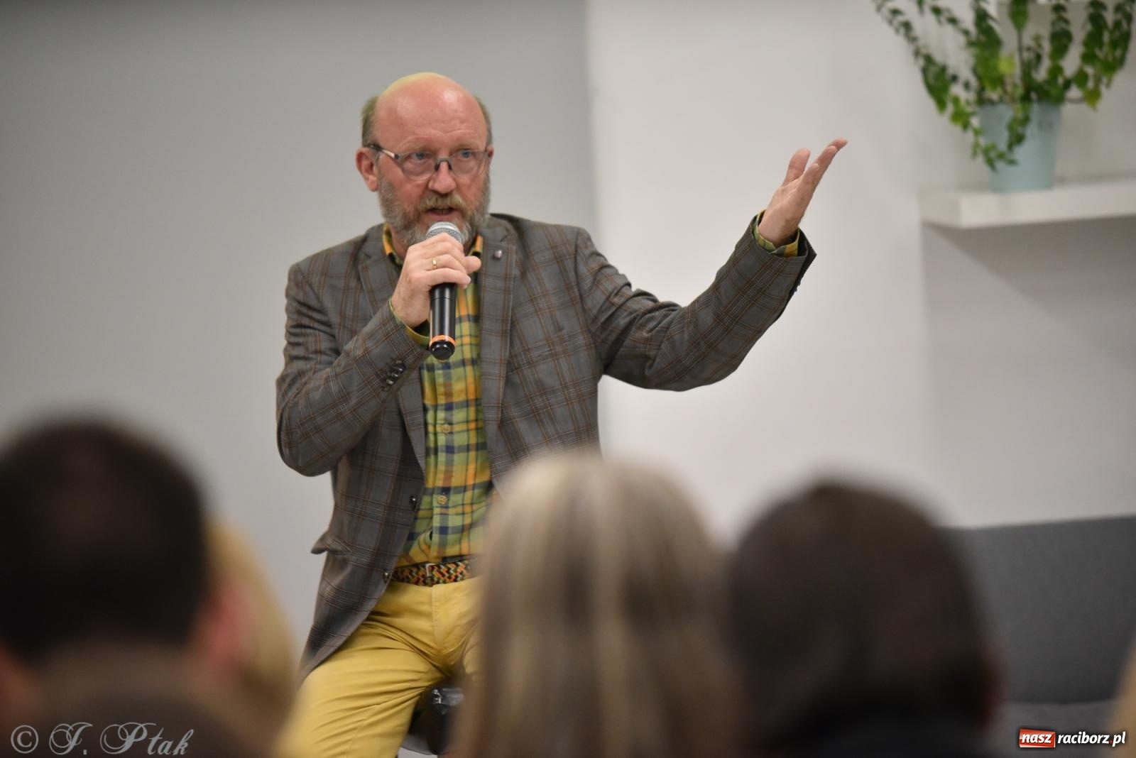 Zdjęcie w galerii na portalu naszraciborz.pl: Artur Barciś zawitał do Raciborza. Biblioteka pękała w szwach wiadomości z regionu