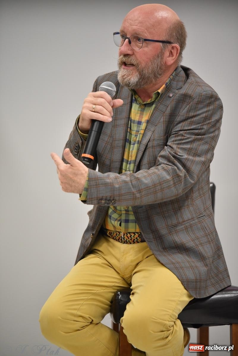 Zdjęcie w galerii na portalu naszraciborz.pl: Artur Barciś zawitał do Raciborza. Biblioteka pękała w szwach wiadomości z regionu