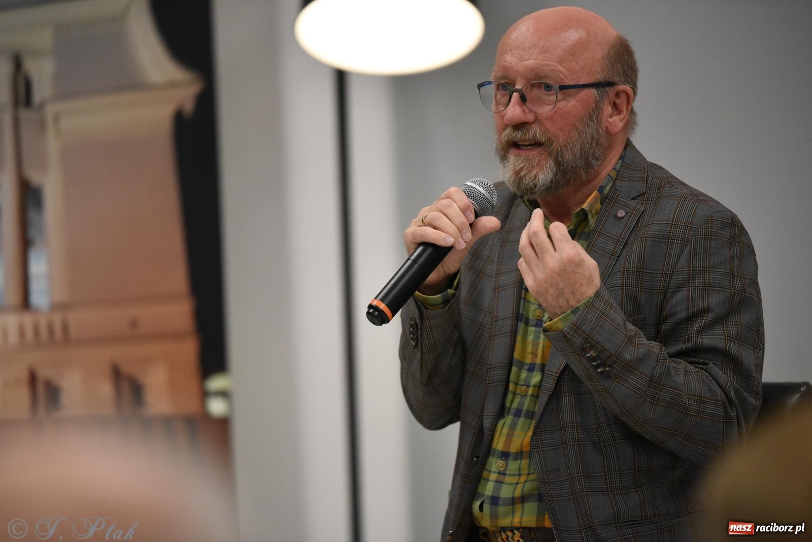 Zdjęcie w galerii na portalu naszraciborz.pl: Artur Barciś zawitał do Raciborza. Biblioteka pękała w szwach wiadomości z regionu