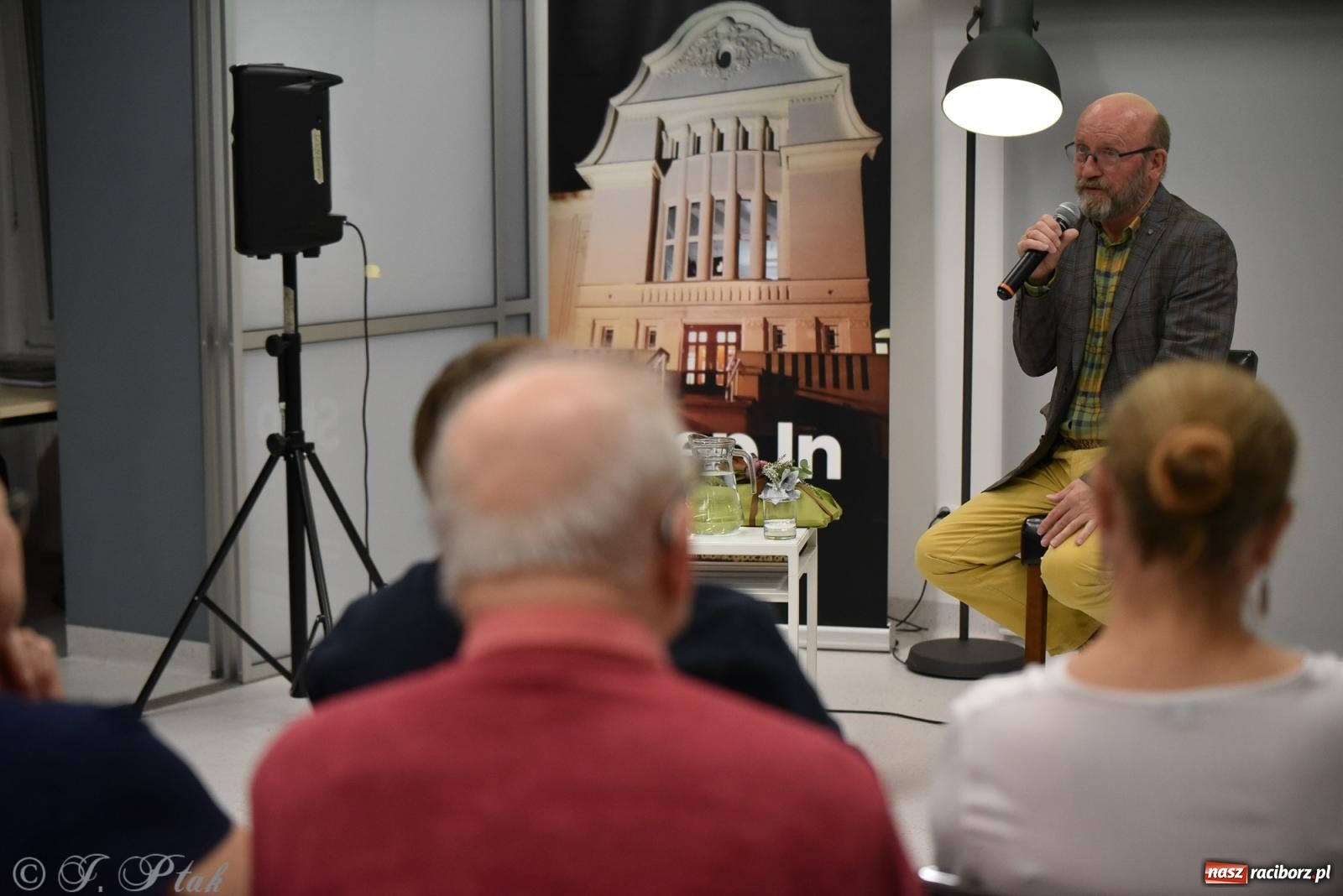 Zdjęcie w galerii na portalu naszraciborz.pl: Artur Barciś zawitał do Raciborza. Biblioteka pękała w szwach wiadomości z regionu