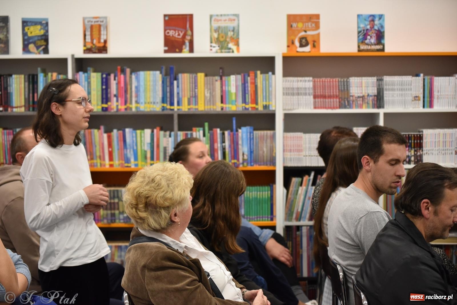 Zdjęcie w galerii na portalu naszraciborz.pl: Artur Barciś zawitał do Raciborza. Biblioteka pękała w szwach wiadomości z regionu