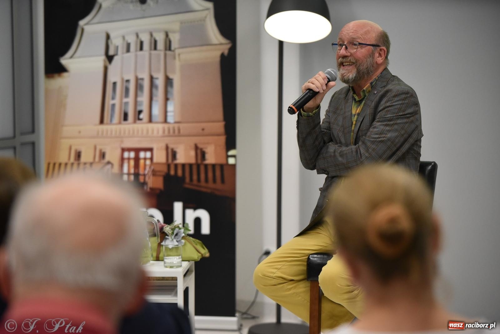 Zdjęcie w galerii na portalu naszraciborz.pl: Artur Barciś zawitał do Raciborza. Biblioteka pękała w szwach wiadomości z regionu