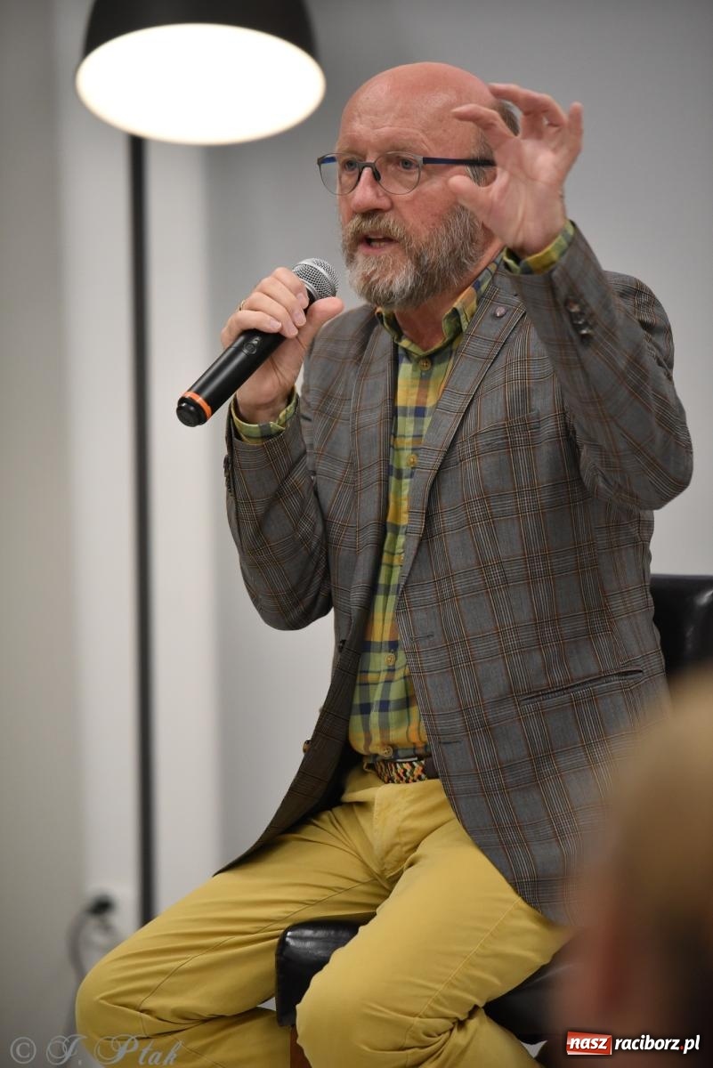 Zdjęcie w galerii na portalu naszraciborz.pl: Artur Barciś zawitał do Raciborza. Biblioteka pękała w szwach wiadomości z regionu