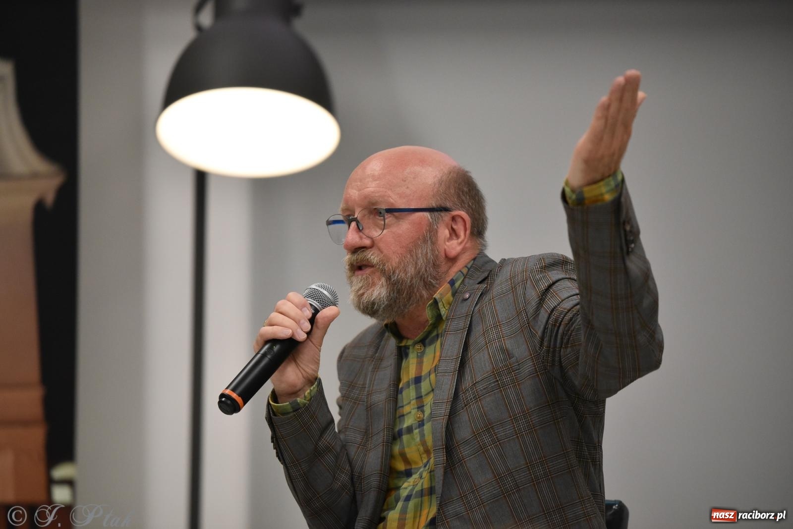 Zdjęcie w galerii na portalu naszraciborz.pl: Artur Barciś zawitał do Raciborza. Biblioteka pękała w szwach wiadomości z regionu