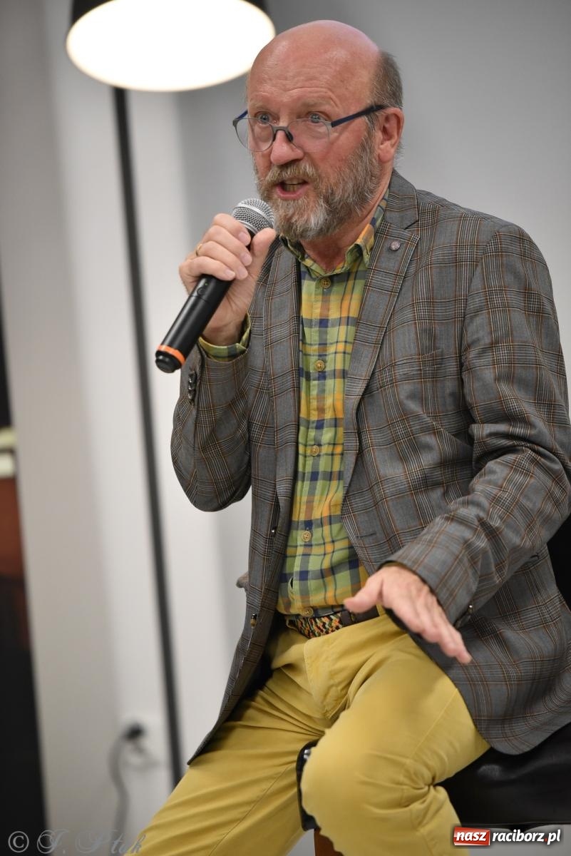 Zdjęcie w galerii na portalu naszraciborz.pl: Artur Barciś zawitał do Raciborza. Biblioteka pękała w szwach wiadomości z regionu