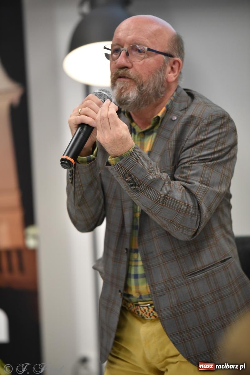 Zdjęcie w galerii na portalu naszraciborz.pl: Artur Barciś zawitał do Raciborza. Biblioteka pękała w szwach wiadomości z regionu