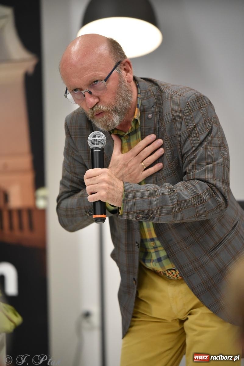 Zdjęcie w galerii na portalu naszraciborz.pl: Artur Barciś zawitał do Raciborza. Biblioteka pękała w szwach wiadomości z regionu
