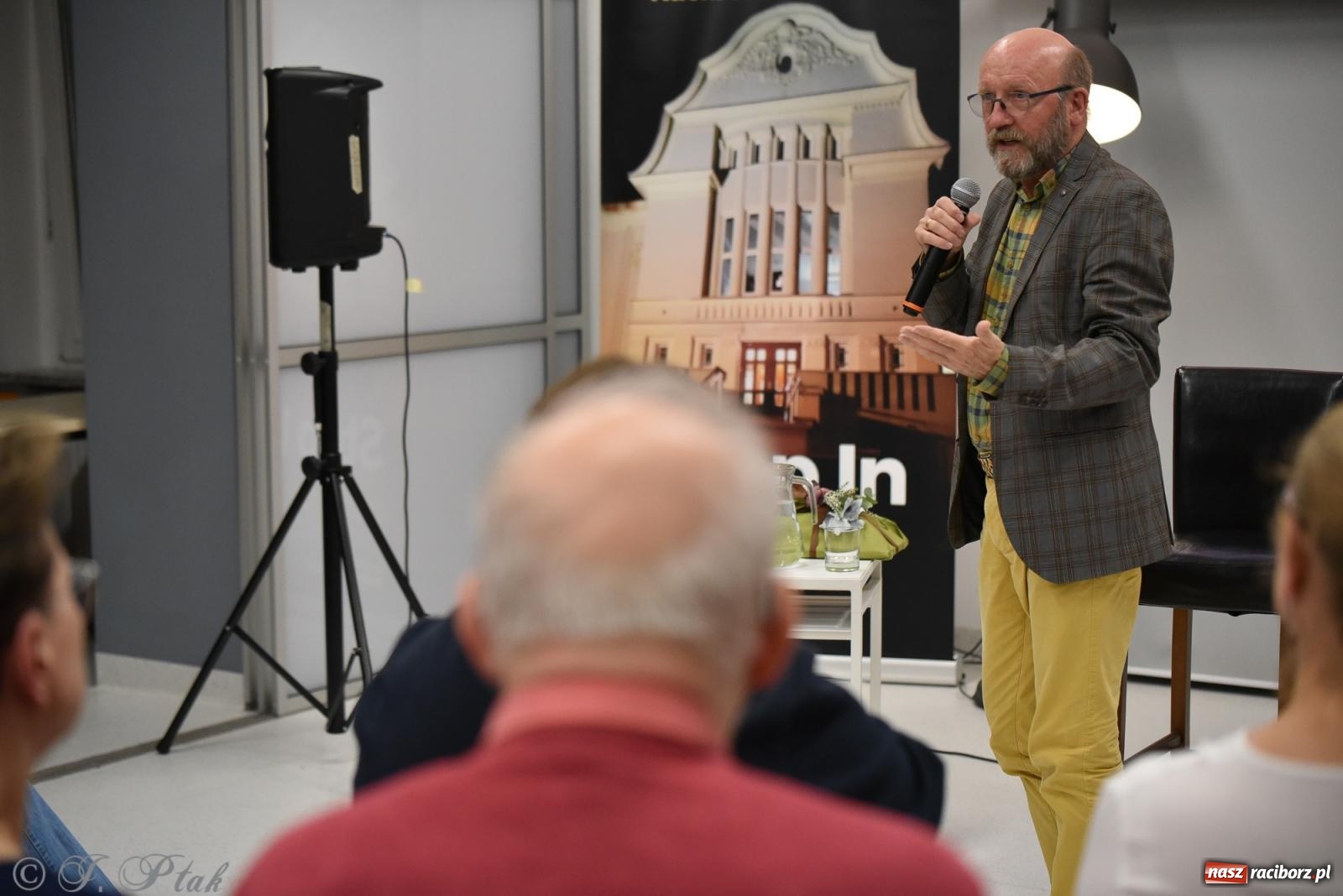 Zdjęcie w galerii na portalu naszraciborz.pl: Artur Barciś zawitał do Raciborza. Biblioteka pękała w szwach wiadomości z regionu
