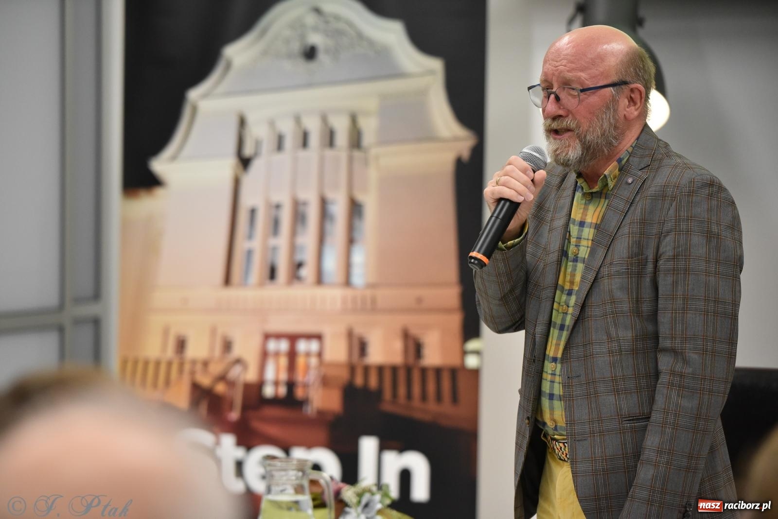 Zdjęcie w galerii na portalu naszraciborz.pl: Artur Barciś zawitał do Raciborza. Biblioteka pękała w szwach wiadomości z regionu
