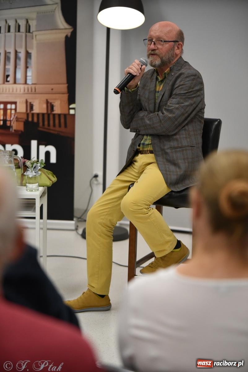 Zdjęcie w galerii na portalu naszraciborz.pl: Artur Barciś zawitał do Raciborza. Biblioteka pękała w szwach wiadomości z regionu