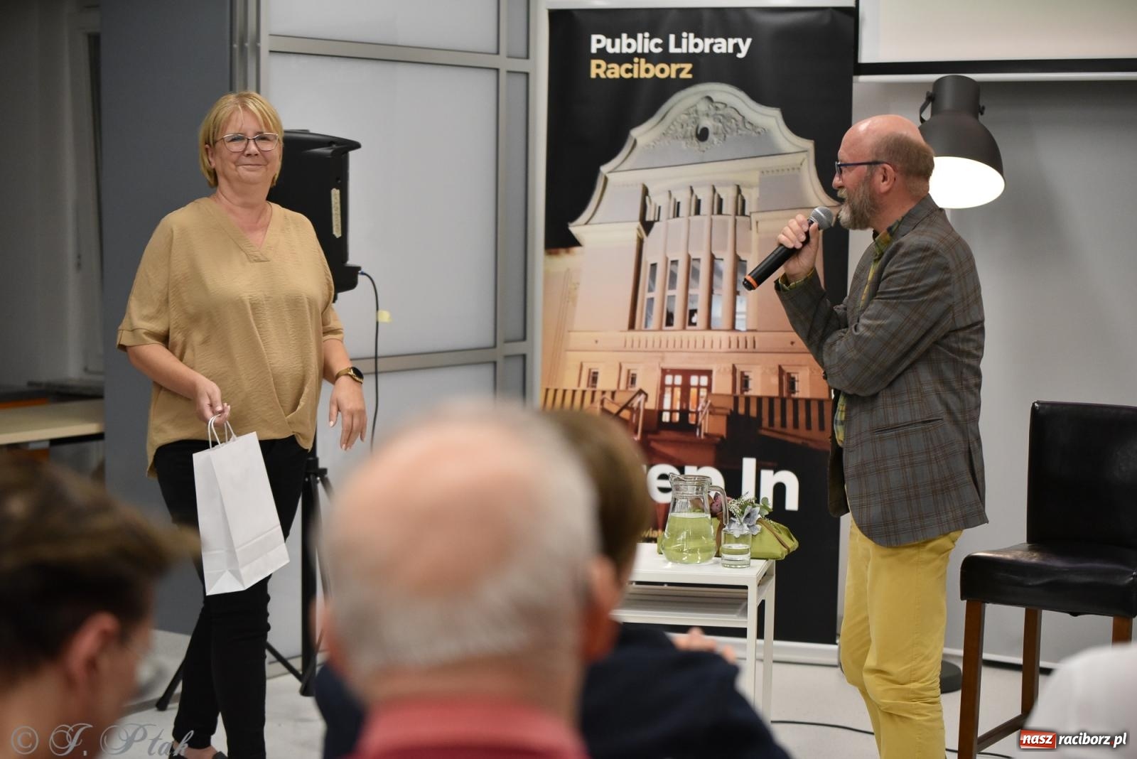 Zdjęcie w galerii na portalu naszraciborz.pl: Artur Barciś zawitał do Raciborza. Biblioteka pękała w szwach wiadomości z regionu