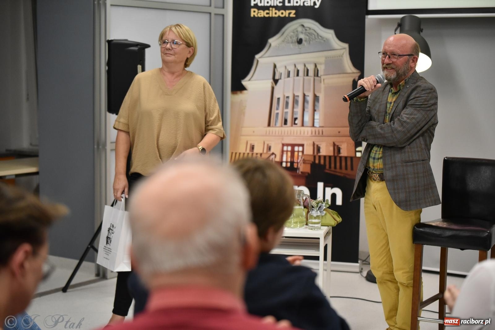 Zdjęcie w galerii na portalu naszraciborz.pl: Artur Barciś zawitał do Raciborza. Biblioteka pękała w szwach wiadomości z regionu