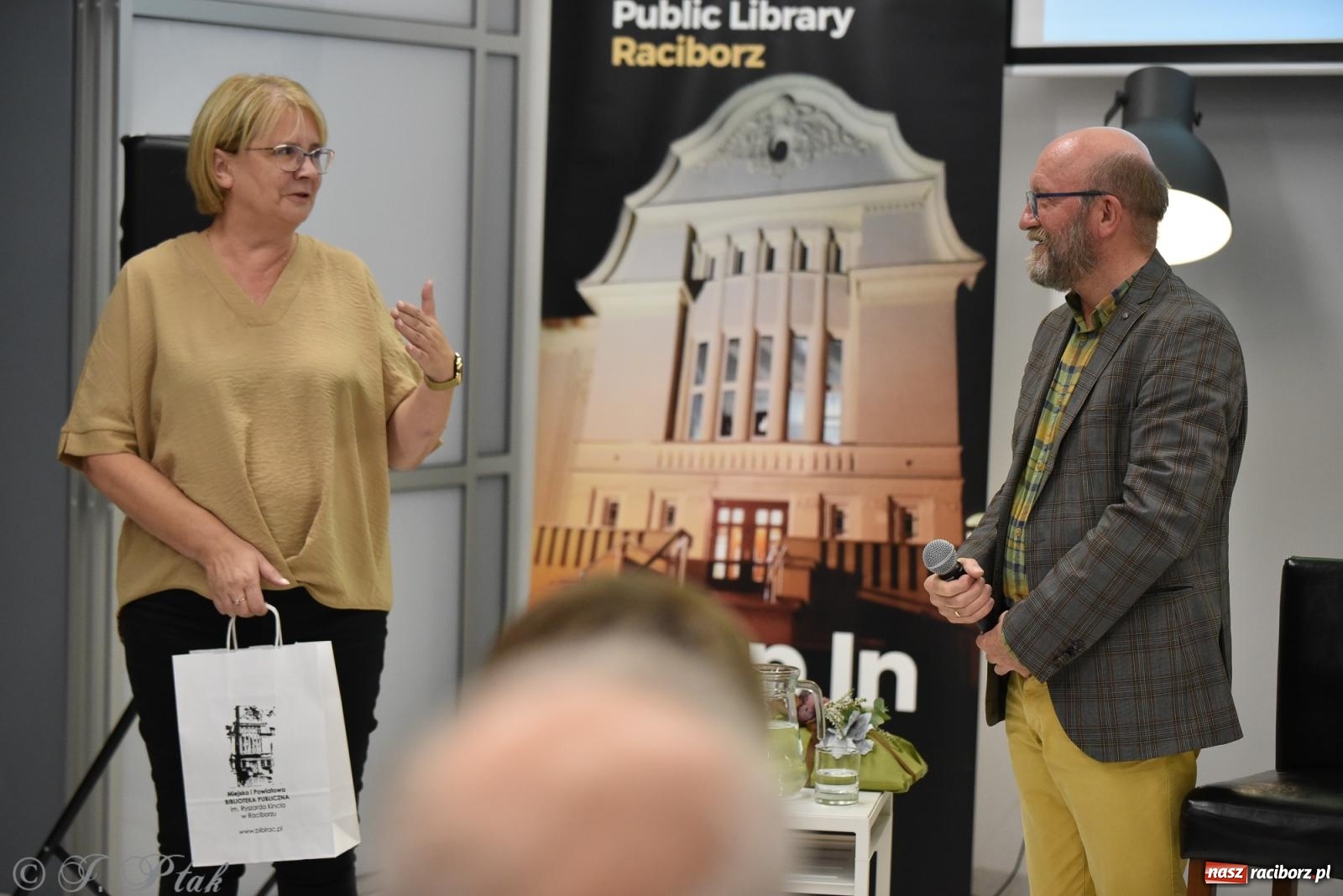 Zdjęcie w galerii na portalu naszraciborz.pl: Artur Barciś zawitał do Raciborza. Biblioteka pękała w szwach wiadomości z regionu