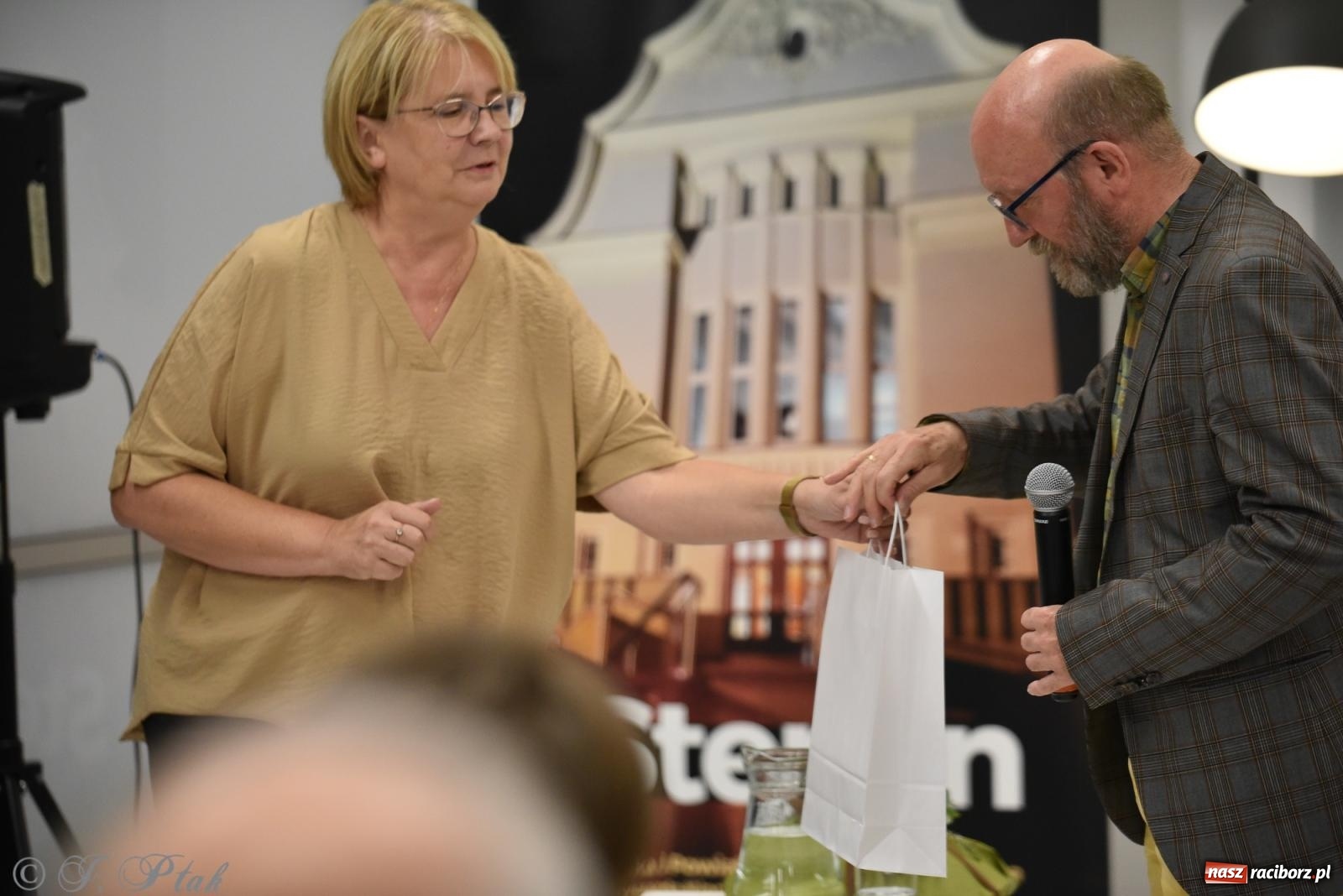 Zdjęcie w galerii na portalu naszraciborz.pl: Artur Barciś zawitał do Raciborza. Biblioteka pękała w szwach wiadomości z regionu