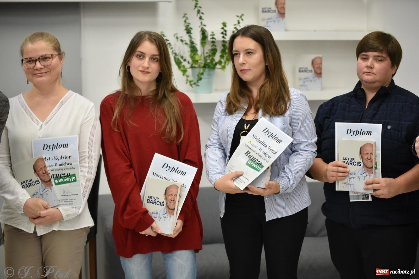 Zdjęcie w galerii na portalu naszraciborz.pl: Artur Barciś zawitał do Raciborza. Biblioteka pękała w szwach wiadomości z regionu