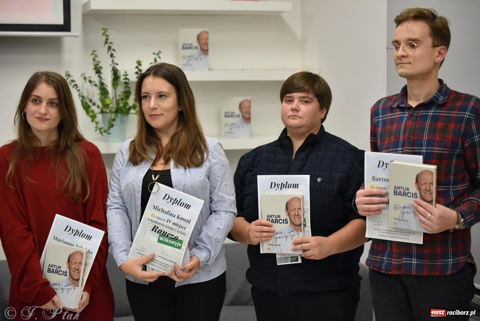 Zdjęcie w galerii na portalu naszraciborz.pl: Artur Barciś zawitał do Raciborza. Biblioteka pękała w szwach wiadomości z regionu