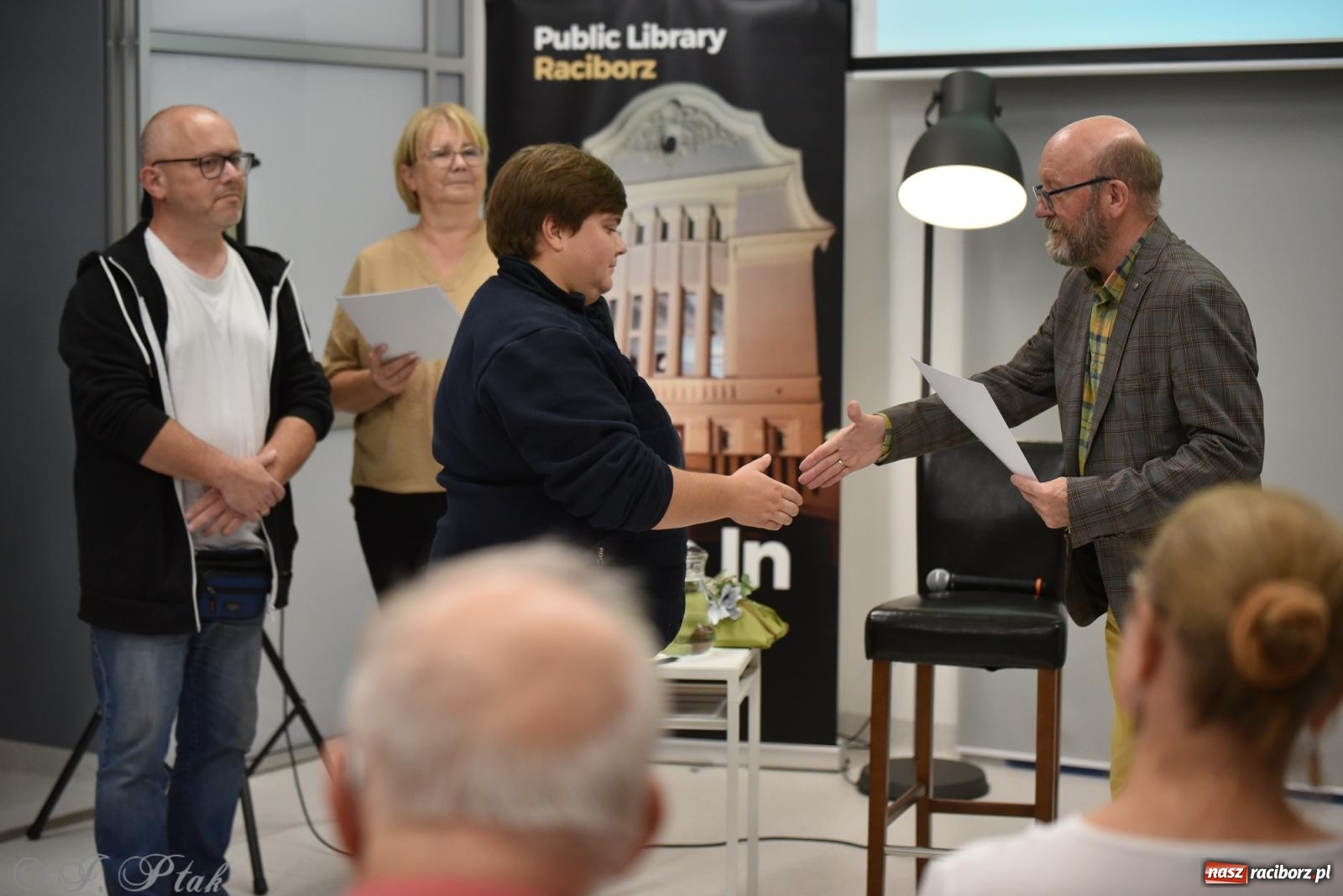 Zdjęcie w galerii na portalu naszraciborz.pl: Artur Barciś zawitał do Raciborza. Biblioteka pękała w szwach wiadomości z regionu