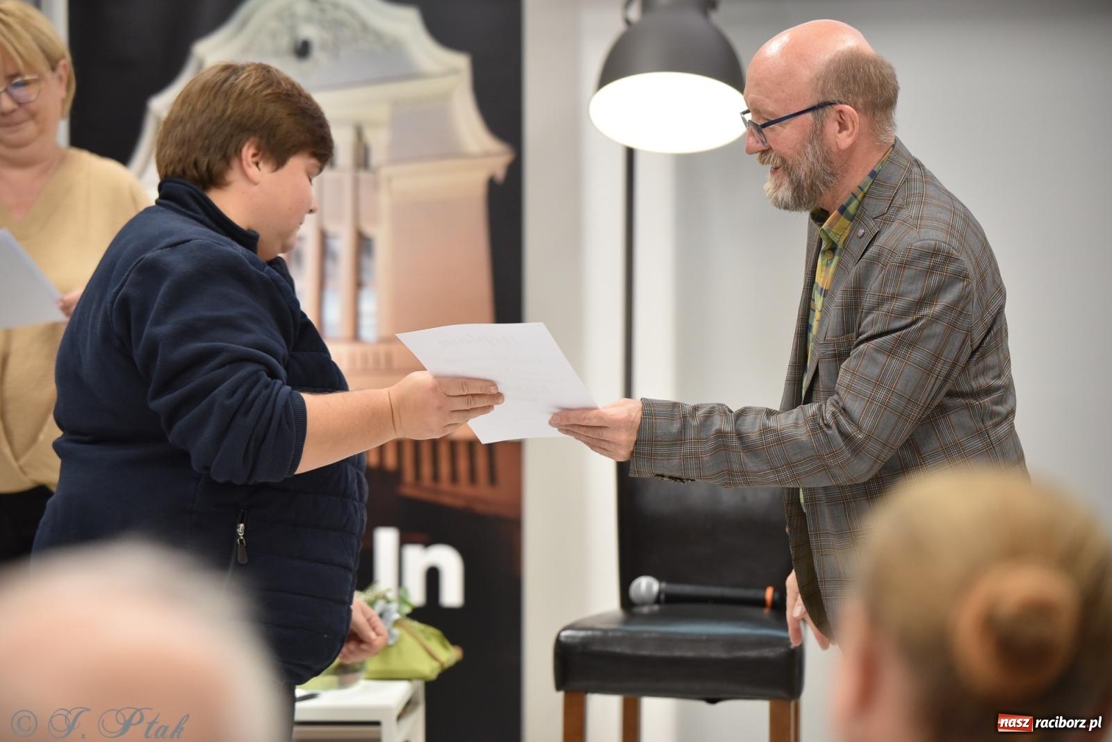 Zdjęcie w galerii na portalu naszraciborz.pl: Artur Barciś zawitał do Raciborza. Biblioteka pękała w szwach wiadomości z regionu