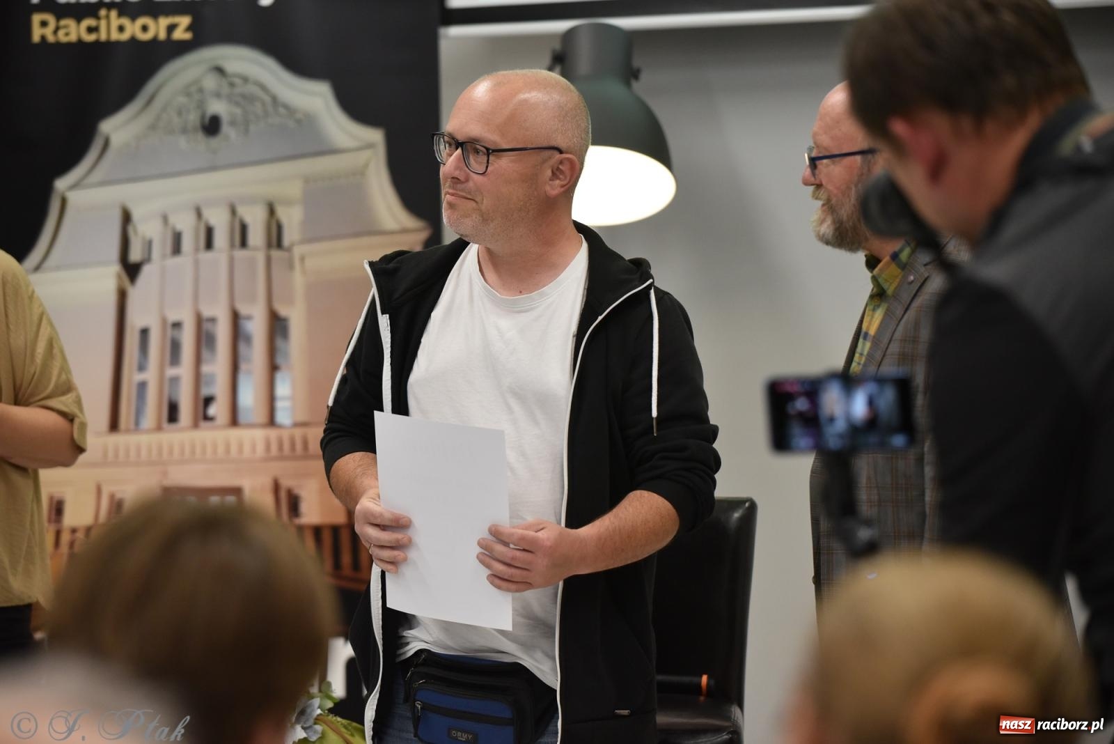 Zdjęcie w galerii na portalu naszraciborz.pl: Artur Barciś zawitał do Raciborza. Biblioteka pękała w szwach wiadomości z regionu