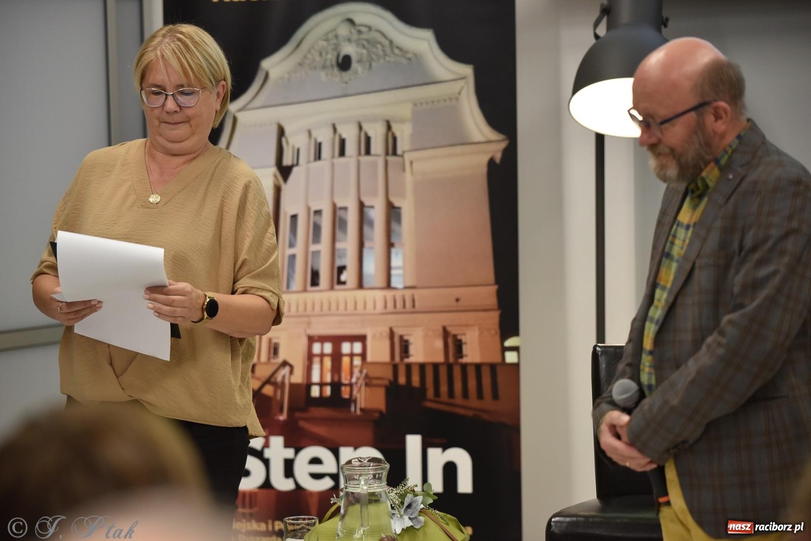 Zdjęcie w galerii na portalu naszraciborz.pl: Artur Barciś zawitał do Raciborza. Biblioteka pękała w szwach wiadomości z regionu