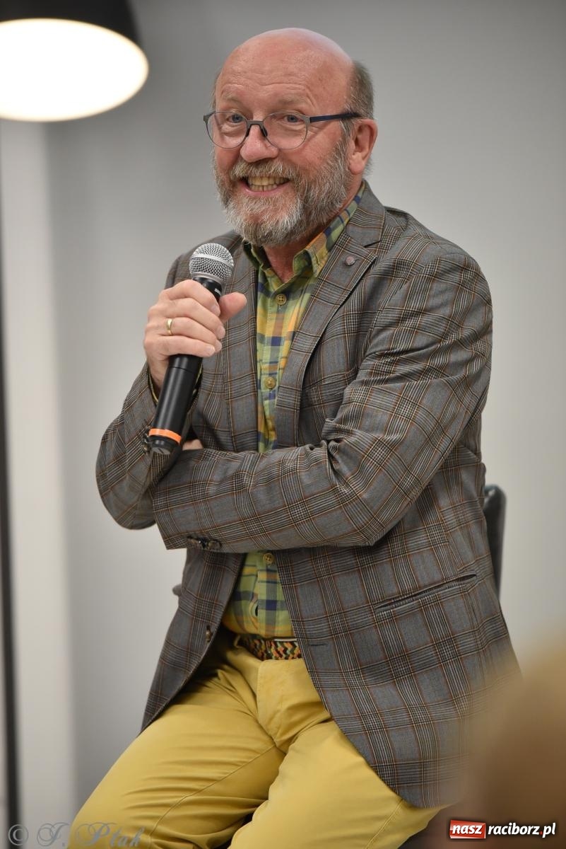 Zdjęcie w galerii na portalu naszraciborz.pl: Artur Barciś zawitał do Raciborza. Biblioteka pękała w szwach wiadomości z regionu