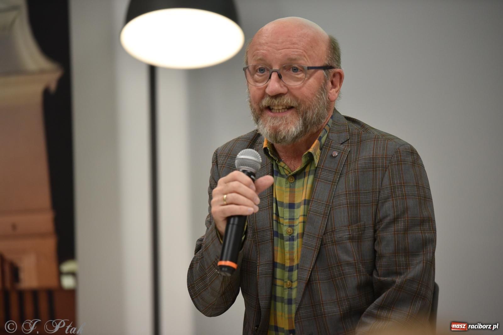 Zdjęcie w galerii na portalu naszraciborz.pl: Artur Barciś zawitał do Raciborza. Biblioteka pękała w szwach wiadomości z regionu