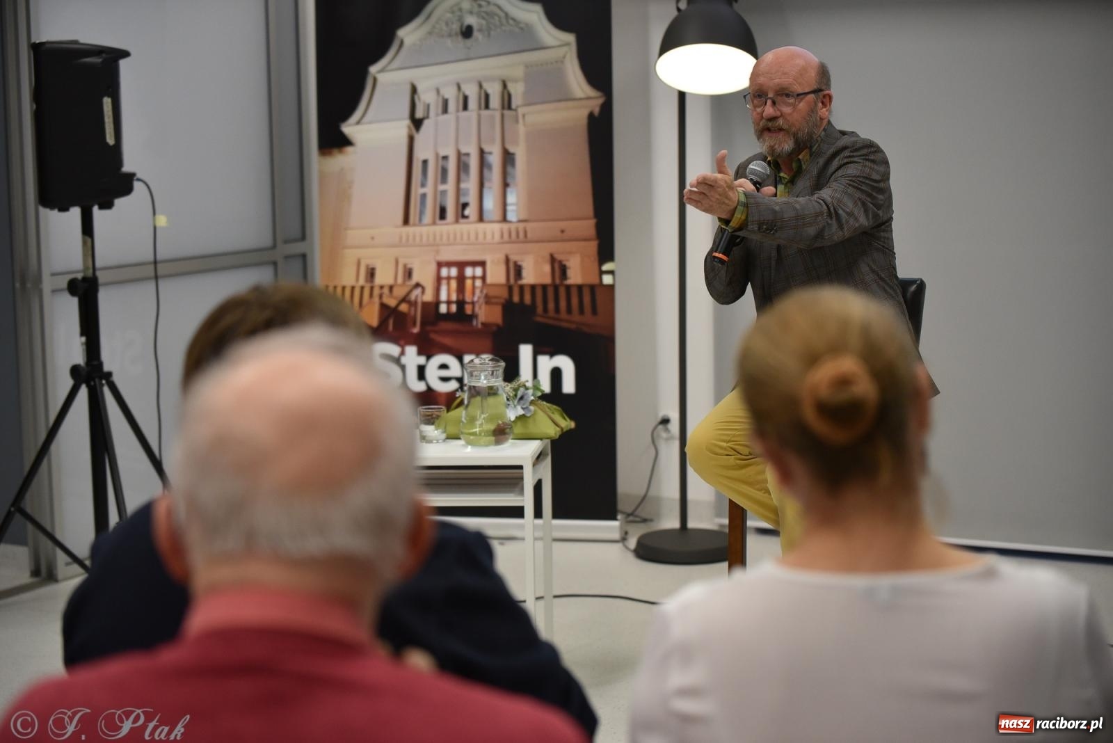 Zdjęcie w galerii na portalu naszraciborz.pl: Artur Barciś zawitał do Raciborza. Biblioteka pękała w szwach wiadomości z regionu