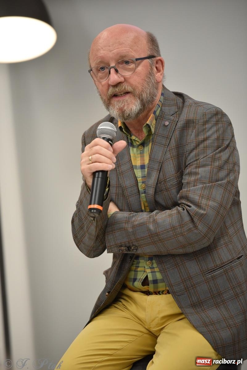 Zdjęcie w galerii na portalu naszraciborz.pl: Artur Barciś zawitał do Raciborza. Biblioteka pękała w szwach wiadomości z regionu