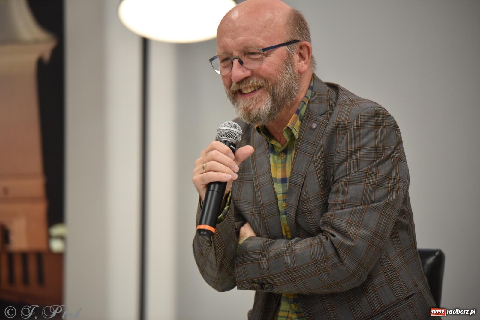 Zdjęcie w galerii na portalu naszraciborz.pl: Artur Barciś zawitał do Raciborza. Biblioteka pękała w szwach wiadomości z regionu