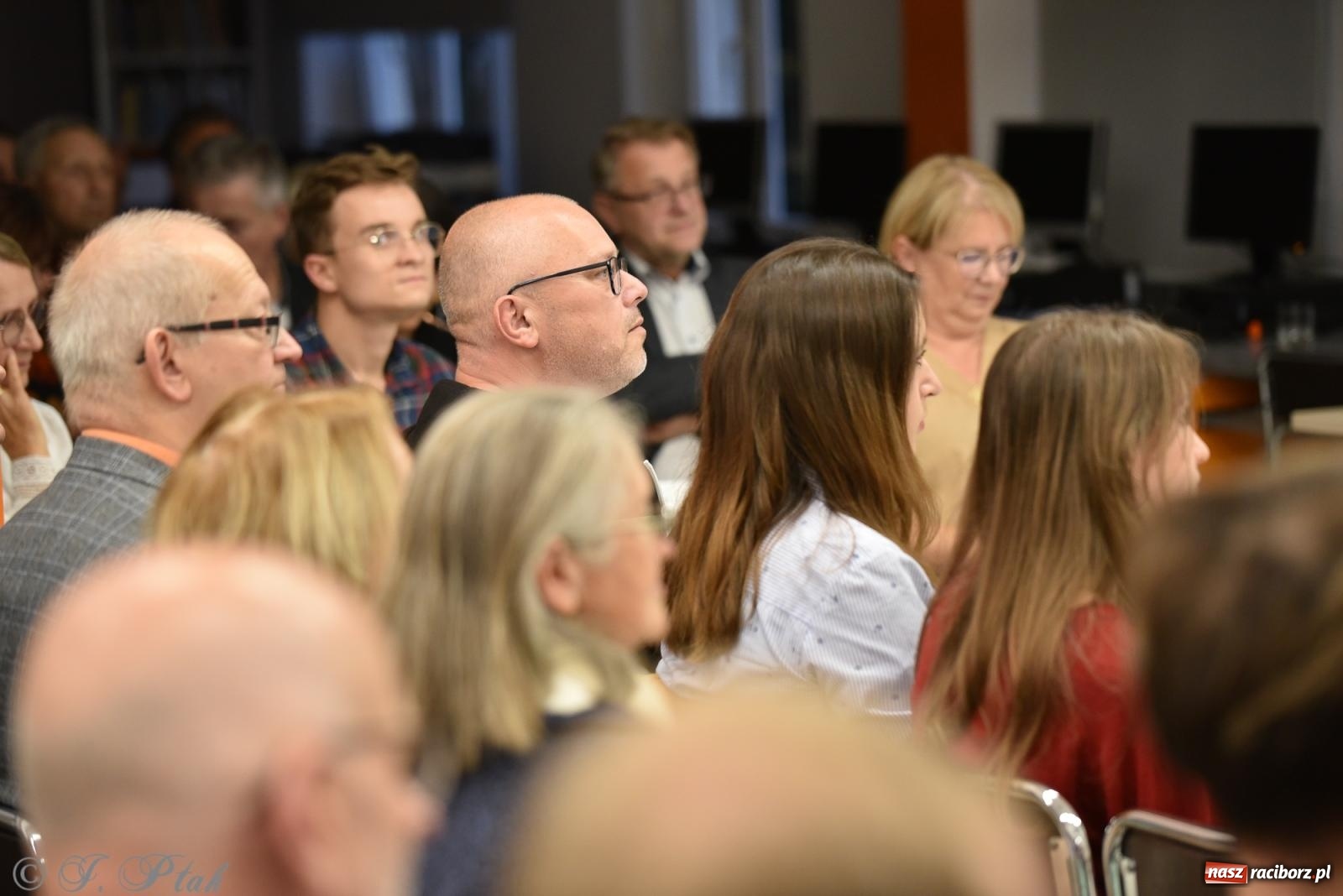 Zdjęcie w galerii na portalu naszraciborz.pl: Artur Barciś zawitał do Raciborza. Biblioteka pękała w szwach wiadomości z regionu