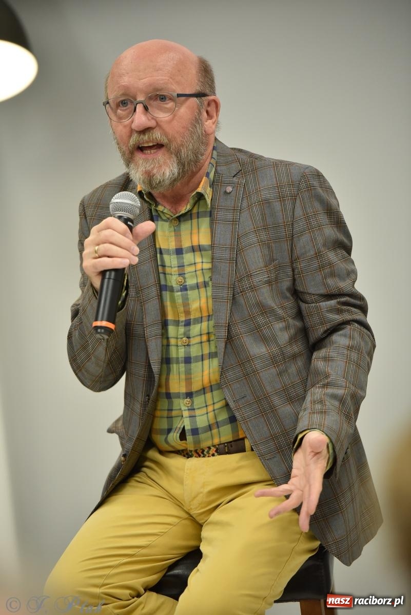 Zdjęcie w galerii na portalu naszraciborz.pl: Artur Barciś zawitał do Raciborza. Biblioteka pękała w szwach wiadomości z regionu